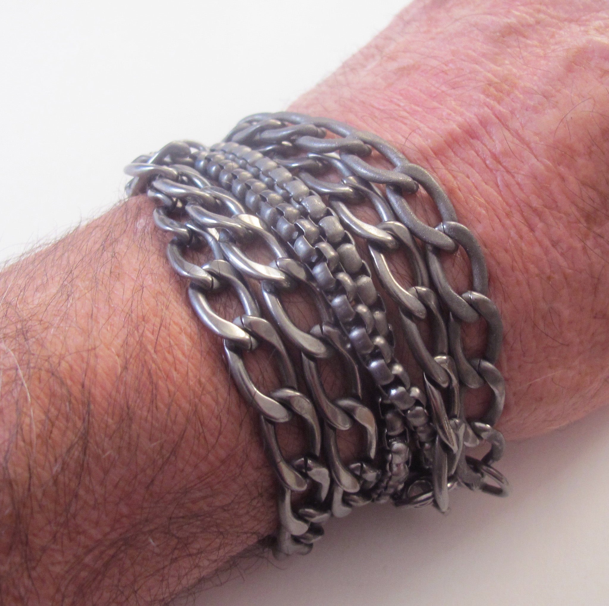 Black onyx and howlite beads bracelet 